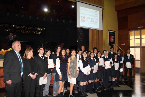 Nuestros alumnos de 3º y 4º años medios con sus certificados en Idioma del Inglés